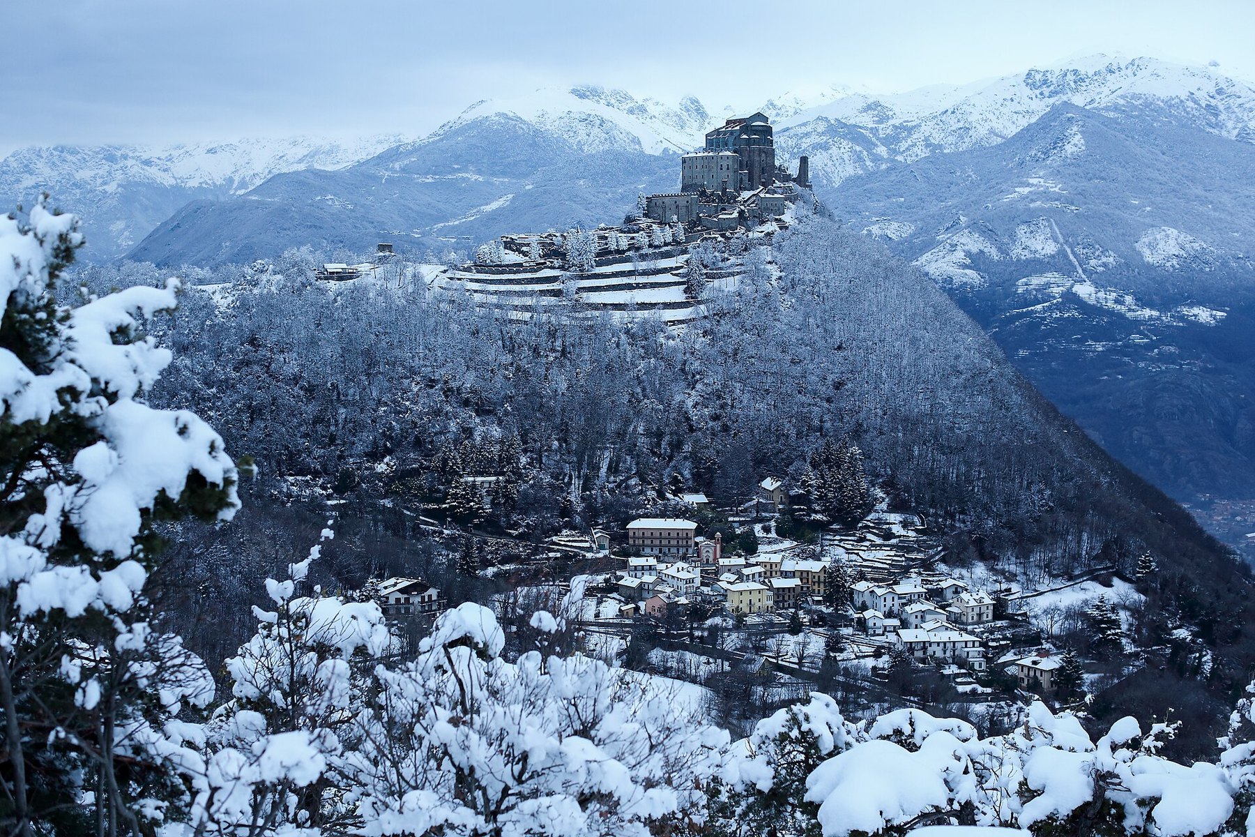 Abadía de la Sacra di San Michele sobre el monte Pirchiriano en invierno.