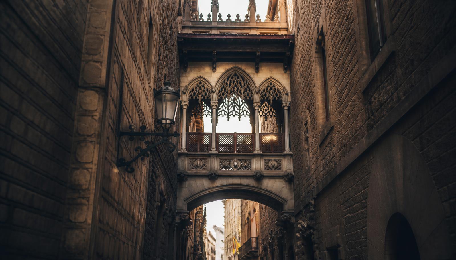 Barcelona, España — Pont del Bisbe en el Barrio Gótico