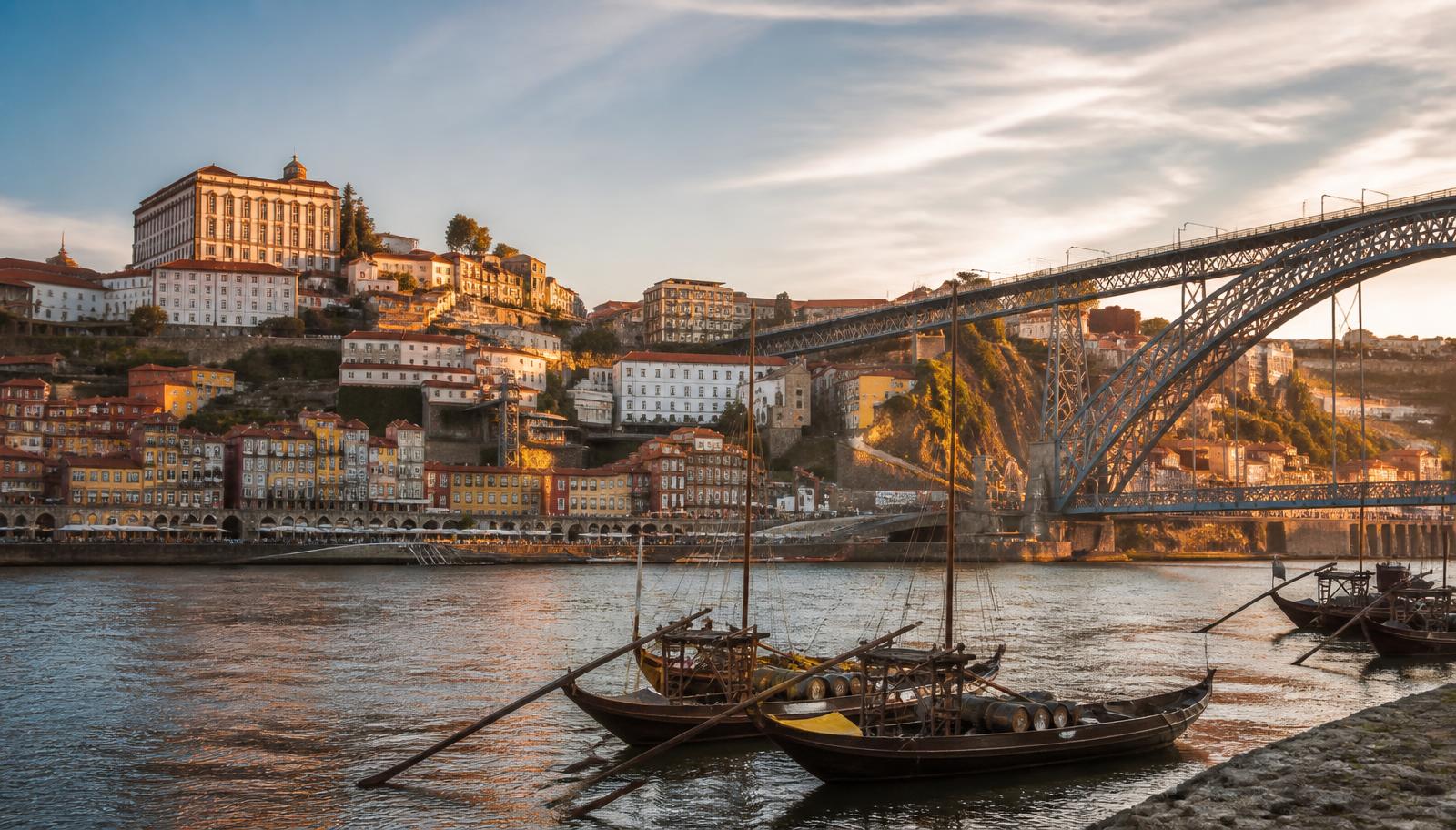 Oporto, Portugal — ribera del Duero y puente Don Luis I