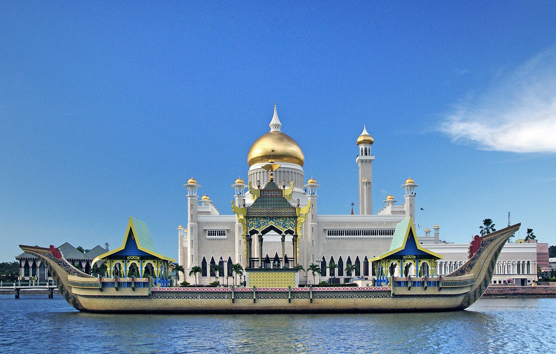 Mezquita Omar ‘Ali Saifuddien y la barca ceremonial sobre la laguna en Bandar Seri Begawan.