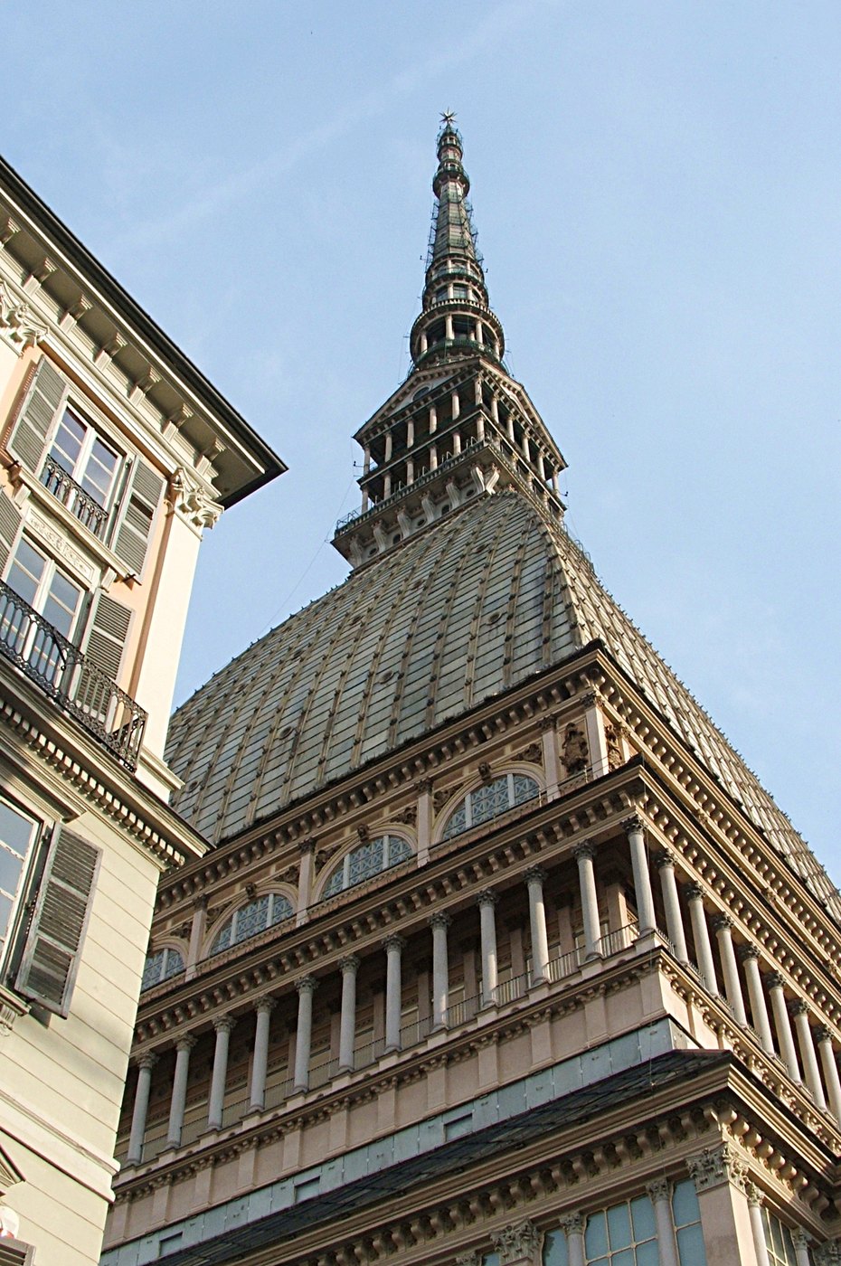 Mole Antonelliana elevándose sobre los edificios históricos de Turín.