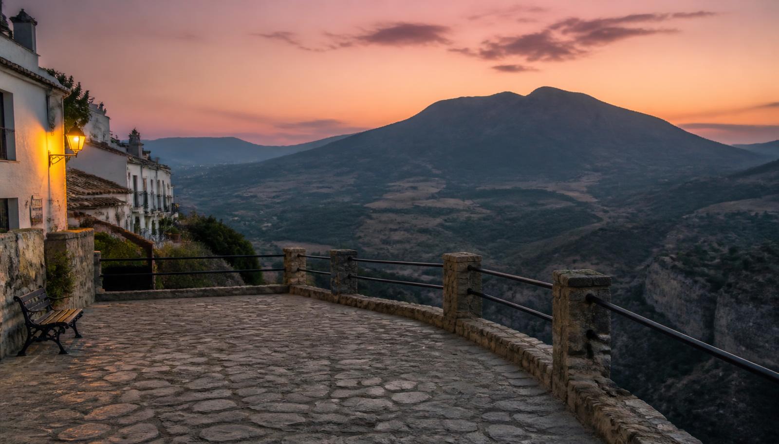 Mirador empedrado al borde de un barranco con la montaña del Moncayo al atardecer