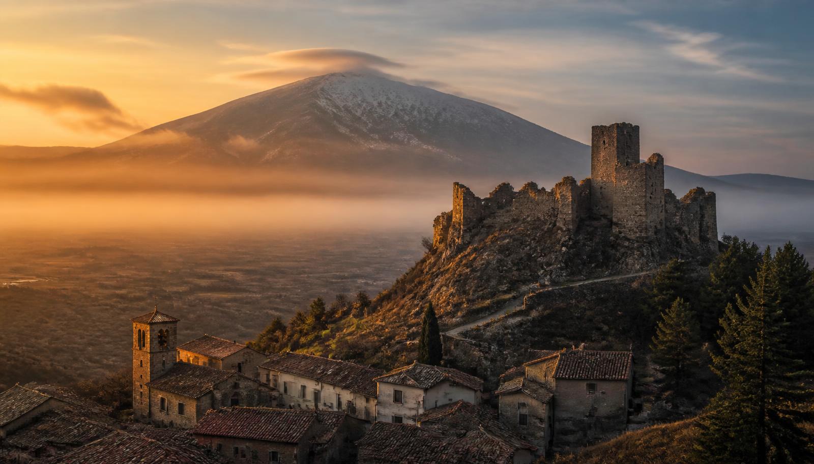 Las ruinas del castillo de Trasmoz sobre el pueblo con el Moncayo al fondo, al amanecer