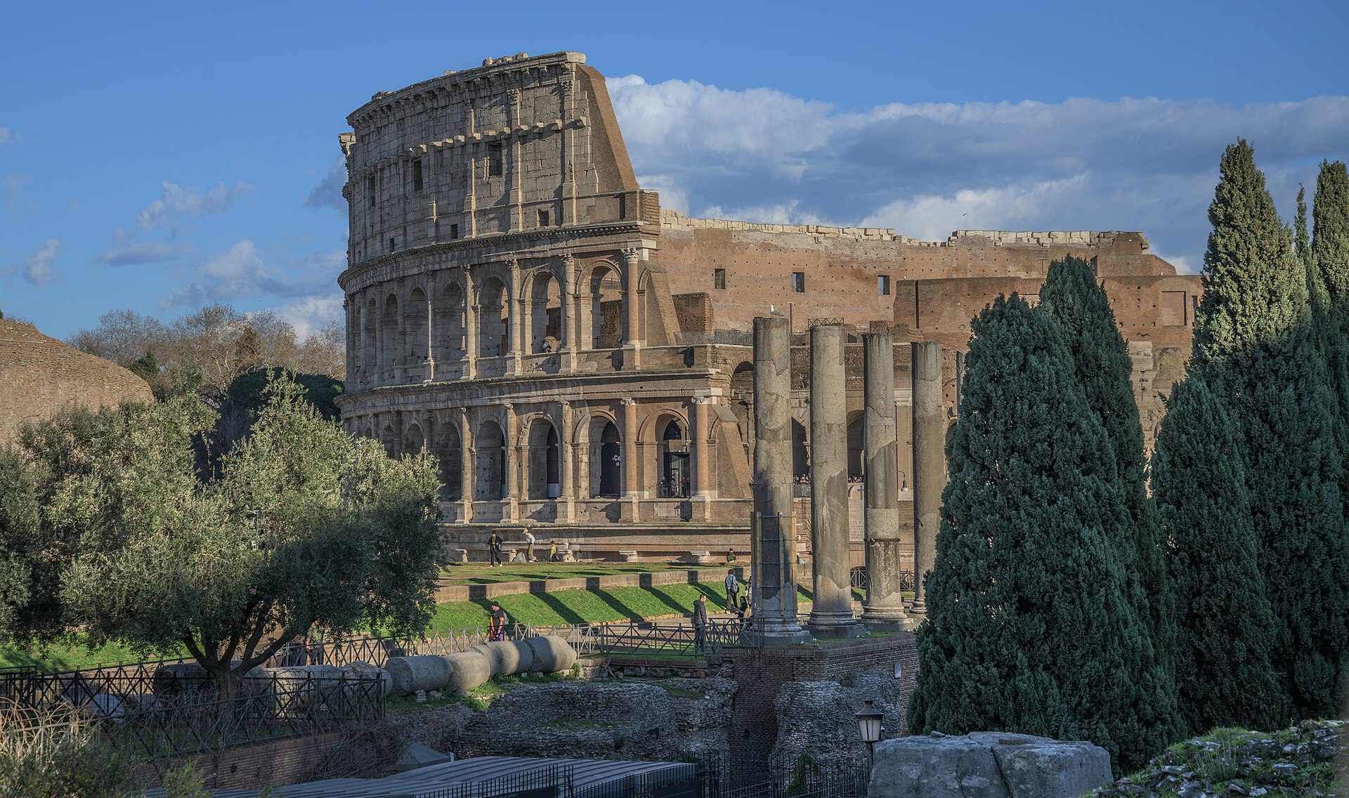 El Coliseo y el Foro Romano en Roma.
