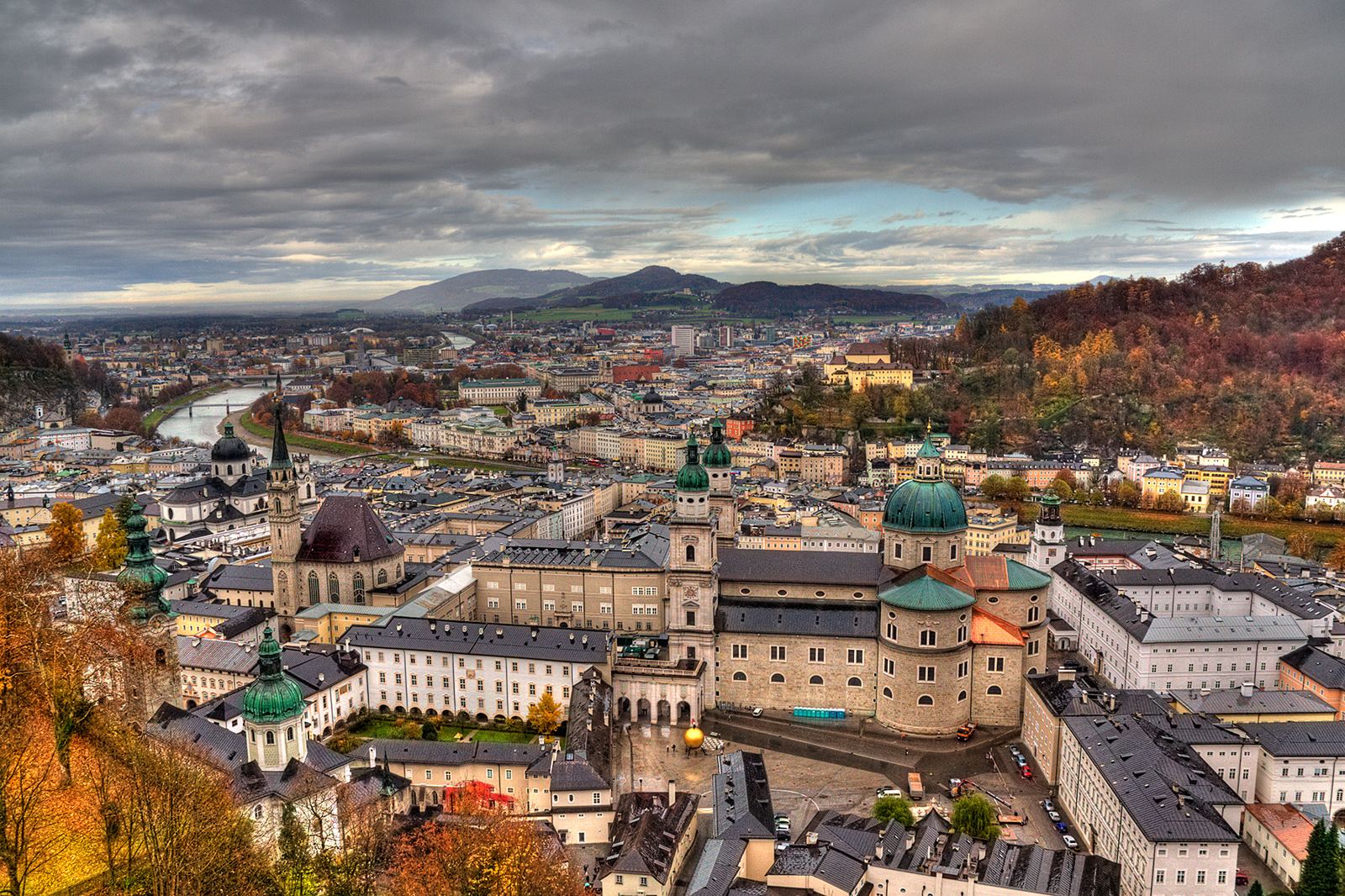 Vista panorámica del centro histórico de Salzburgo con la fortaleza sobre la ciudad