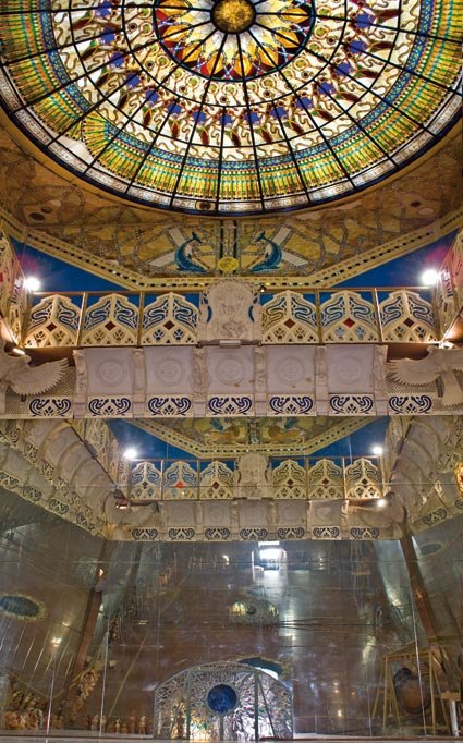 Sala de los Espejos de los Templos de la Humanidad de Damanhur, decorada con mosaicos, vitrales y pinturas.
