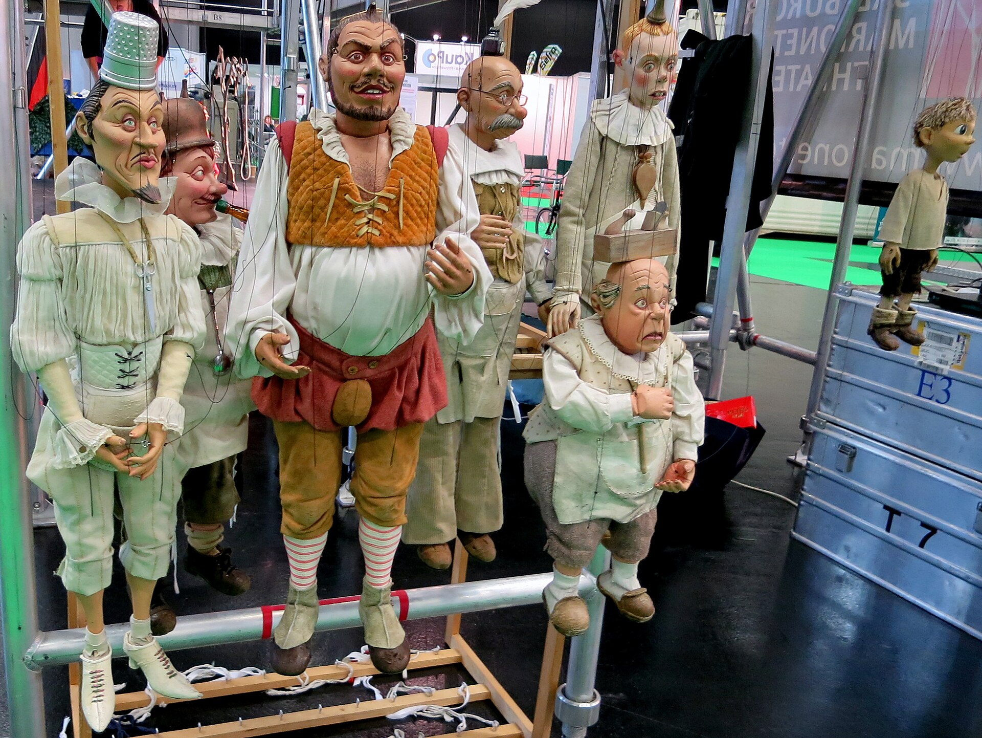 Marionetas del Teatro de Marionetas de Salzburgo con trajes tradicionales.