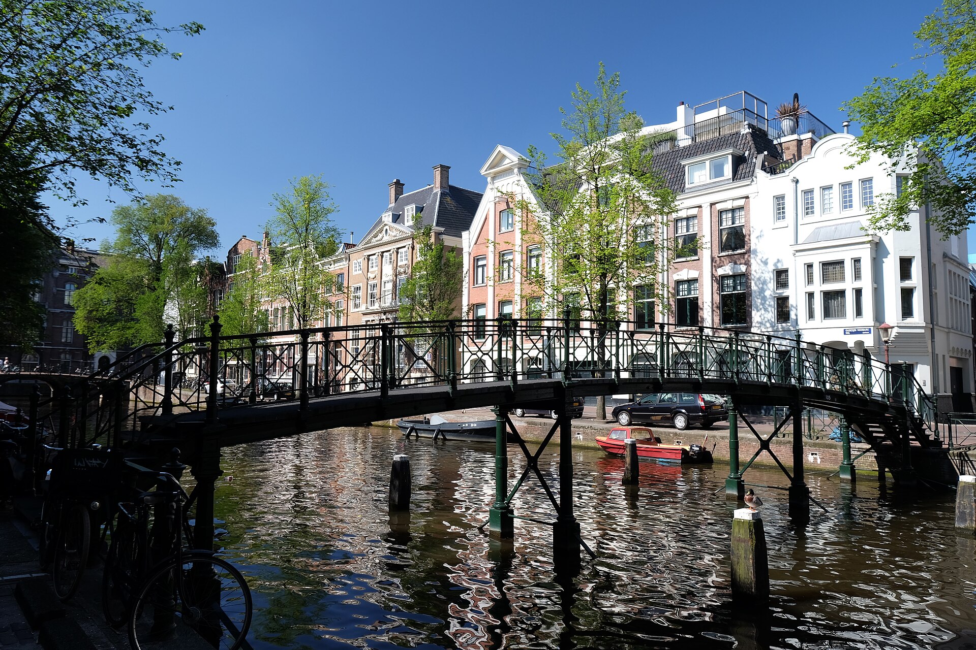 Canal Oudezijds Voorburgwal en el barrio De Wallen de Ámsterdam