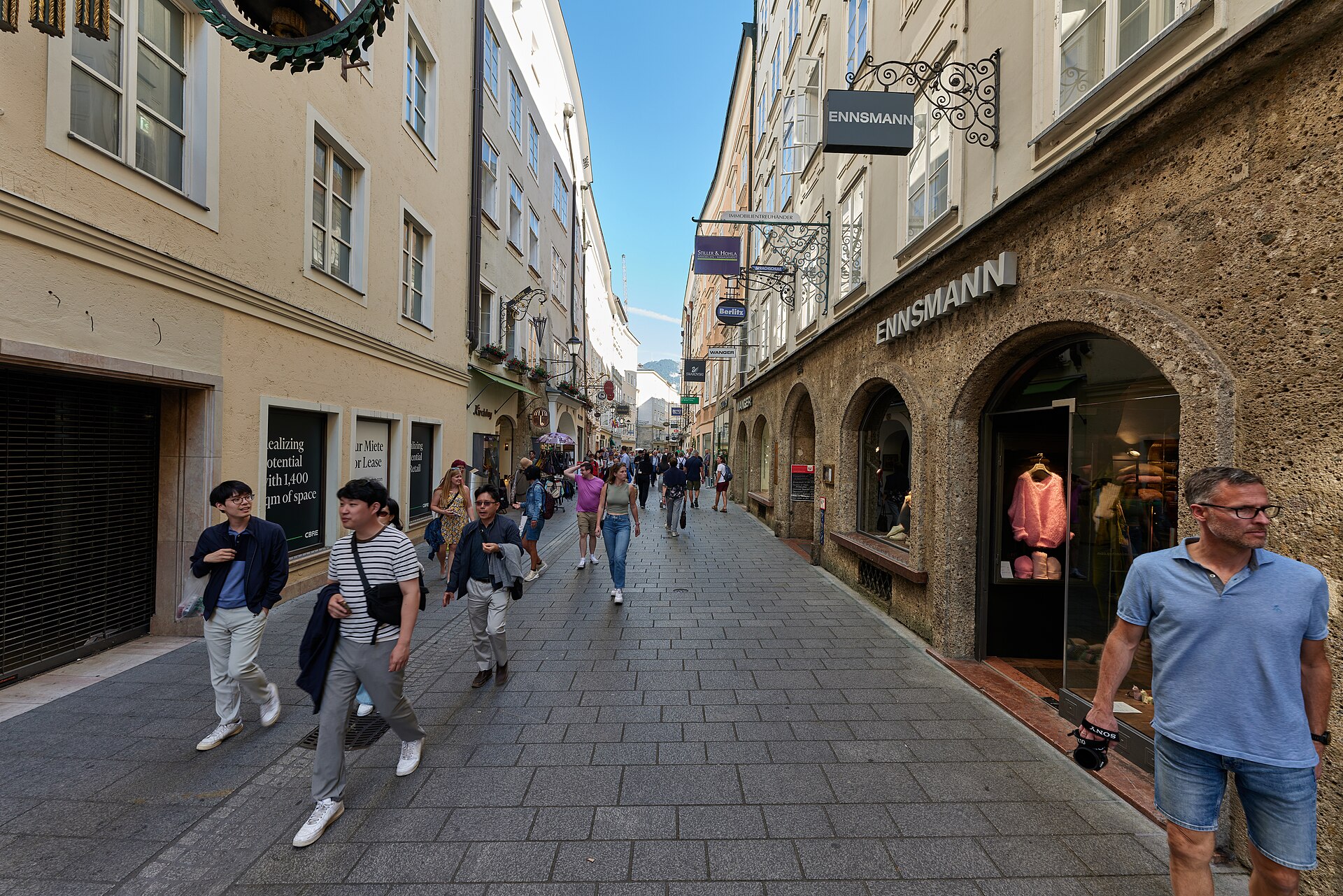 Paseantes en la Getreidegasse de Salzburgo.