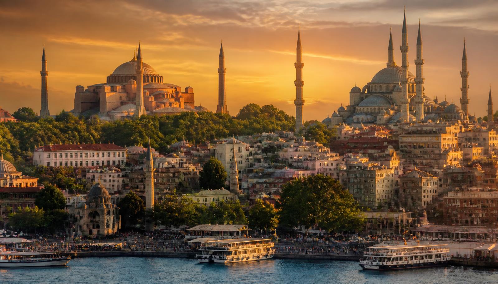 Estambul, Türkiye — Santa Sofía y la Mezquita Azul junto al Bósforo