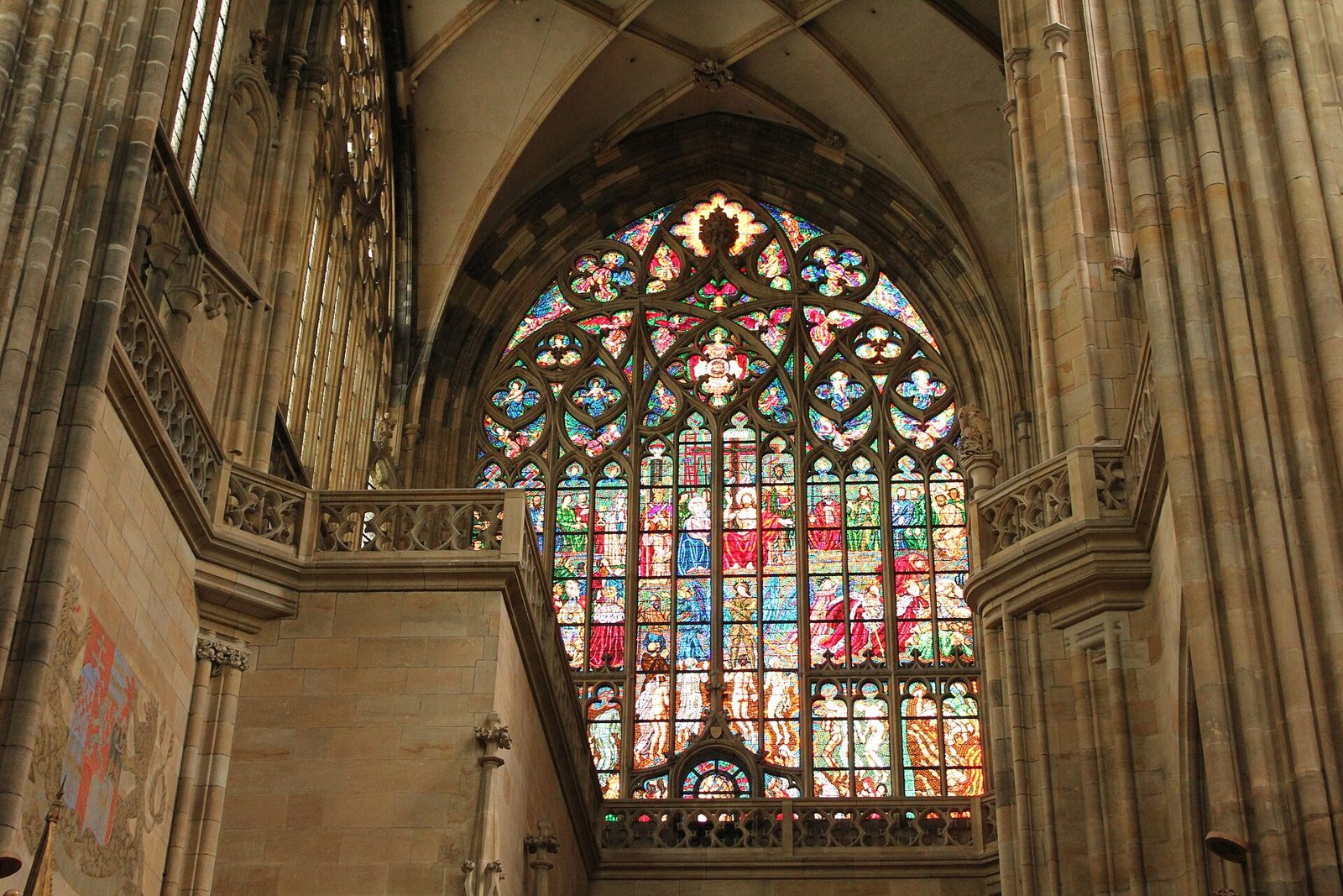 Vidriera y bóveda gótica del interior de la Catedral de San Vito en Praga