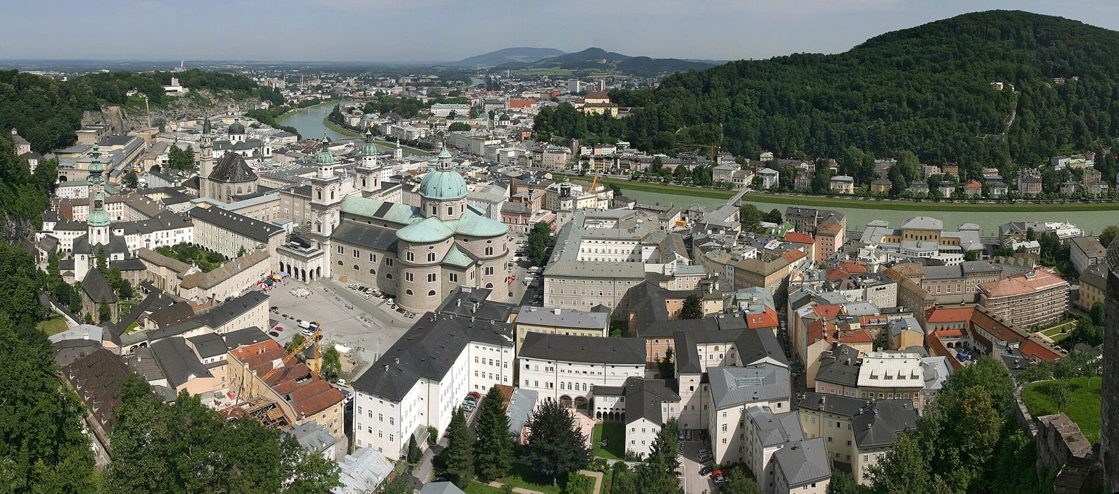 Vista cinematográfica del casco histórico de Salzburgo con la Fortaleza Hohensalzburg y los Alpes al fondo