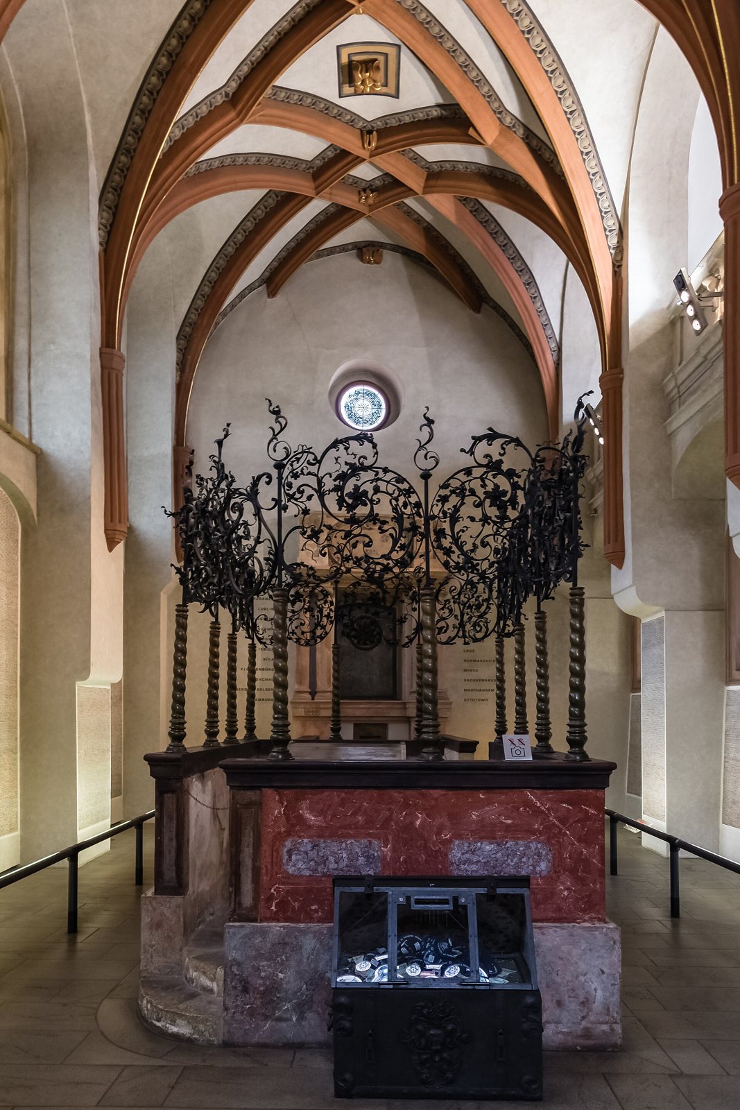 Interior de la Sinagoga Pinkas de Praga con los nombres de las víctimas de la Shoá escritos en sus paredes