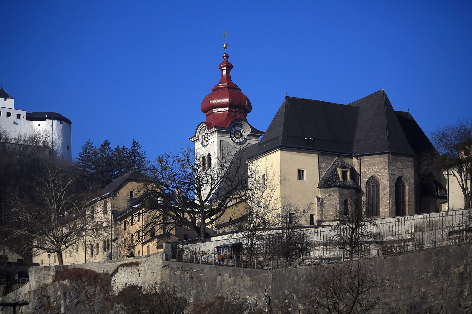 Abadía benedictina de Nonnberg sobre la colina en Salzburgo