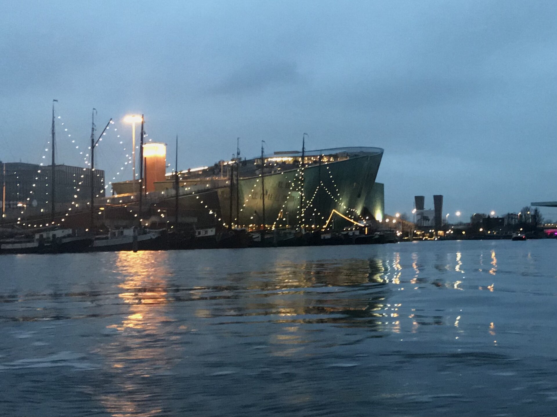 Edificio verde en forma de proa del NEMO Science Museum de Ámsterdam