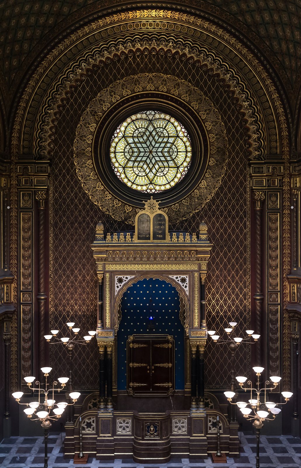 Interior neomorisco decorado con arabescos y detalles dorados de la Sinagoga Española de Praga