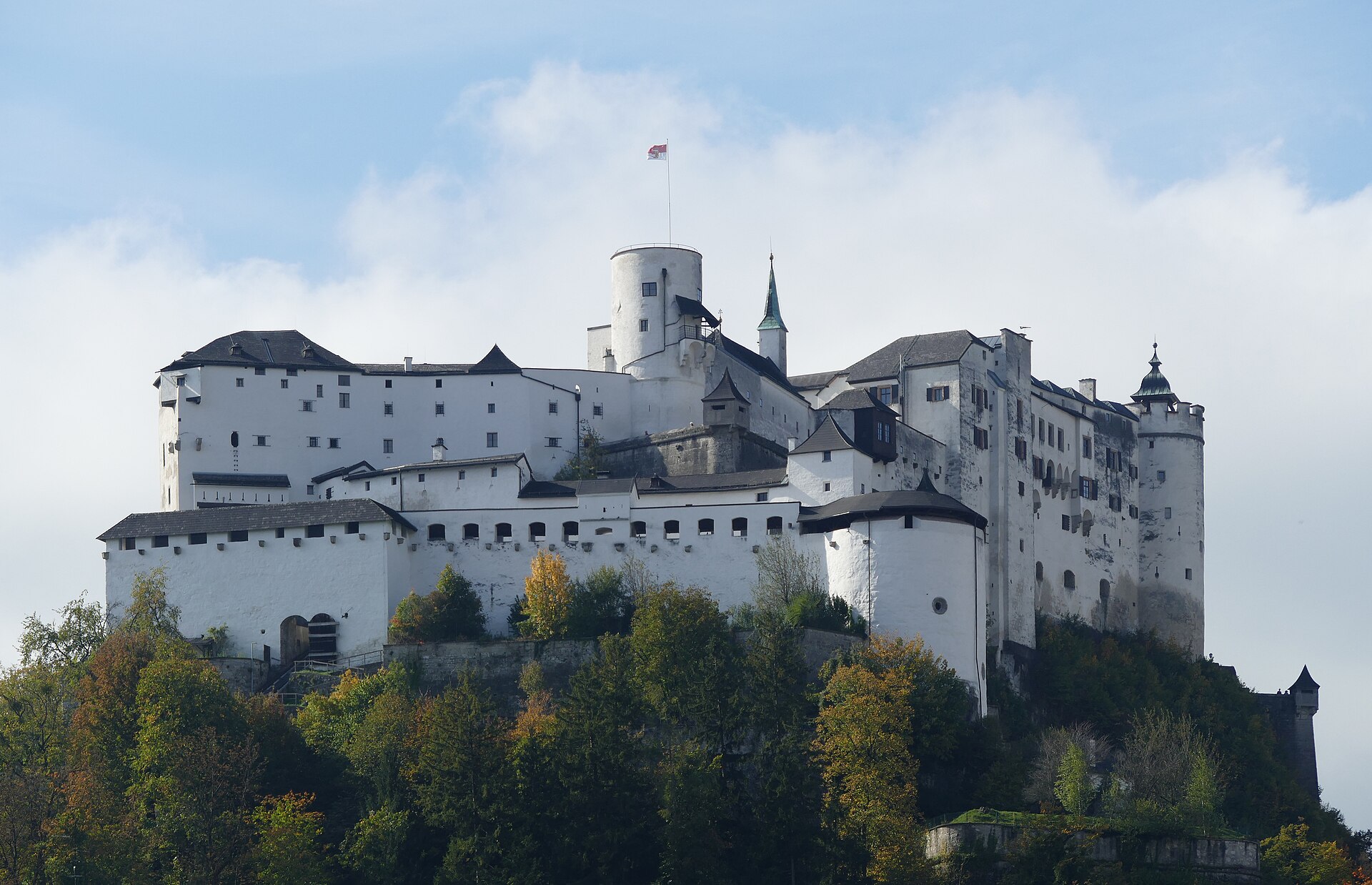 Fortaleza Hohensalzburg sobre la colina boscosa.