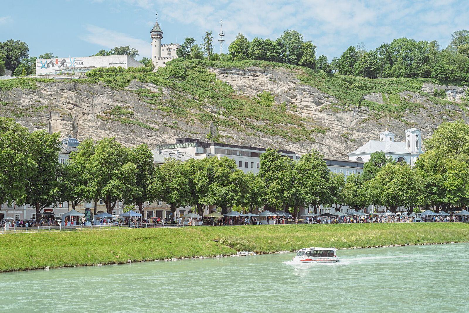 Río Salzach a su paso por Salzburgo con el casco antiguo a un lado