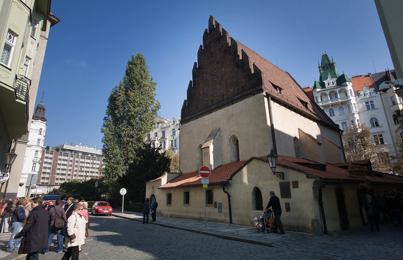 Fachada gótica de la Sinagoga Vieja-Nueva de Praga