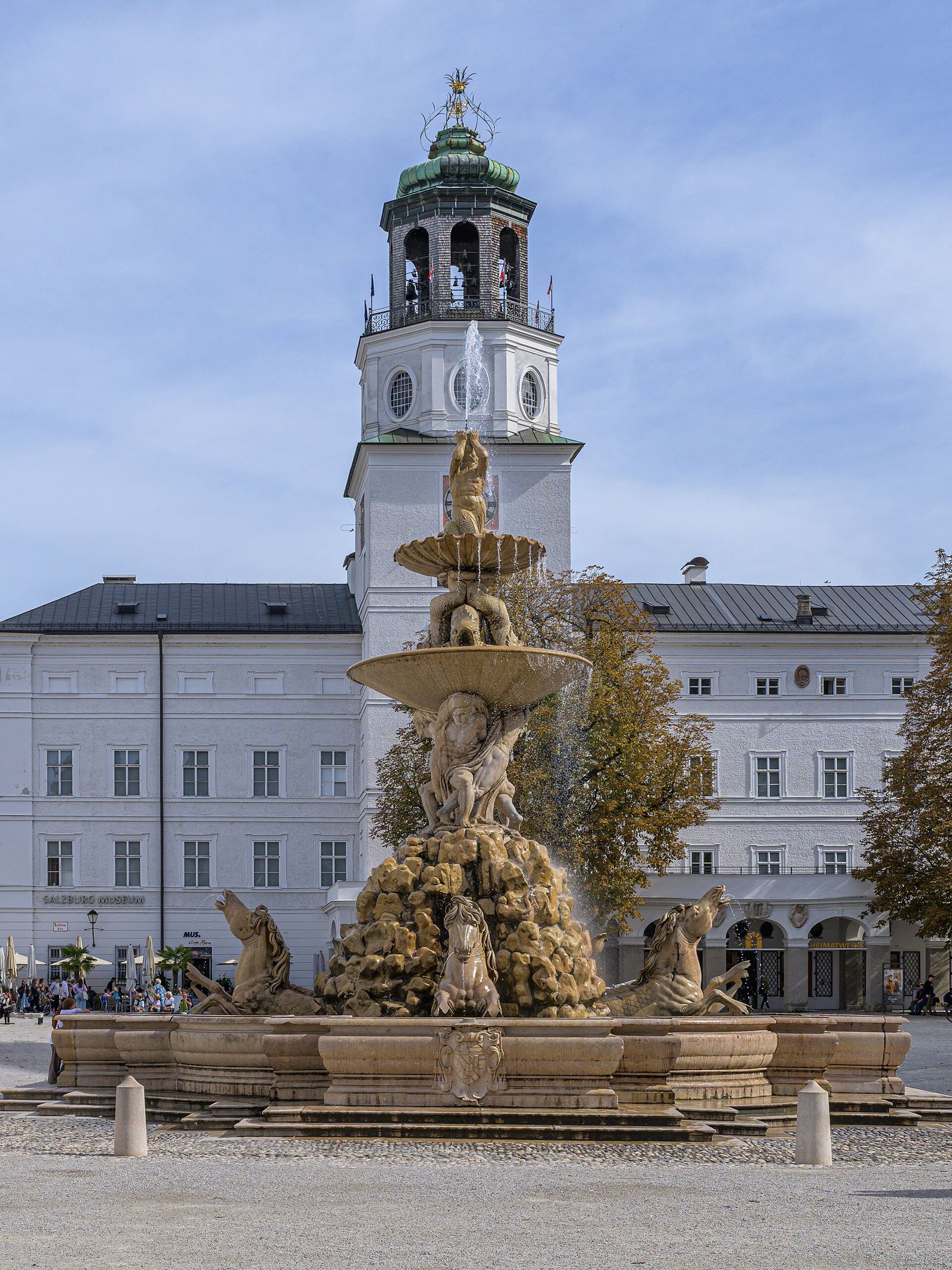Fuente barroca de la plaza Residenzplatz en Salzburgo