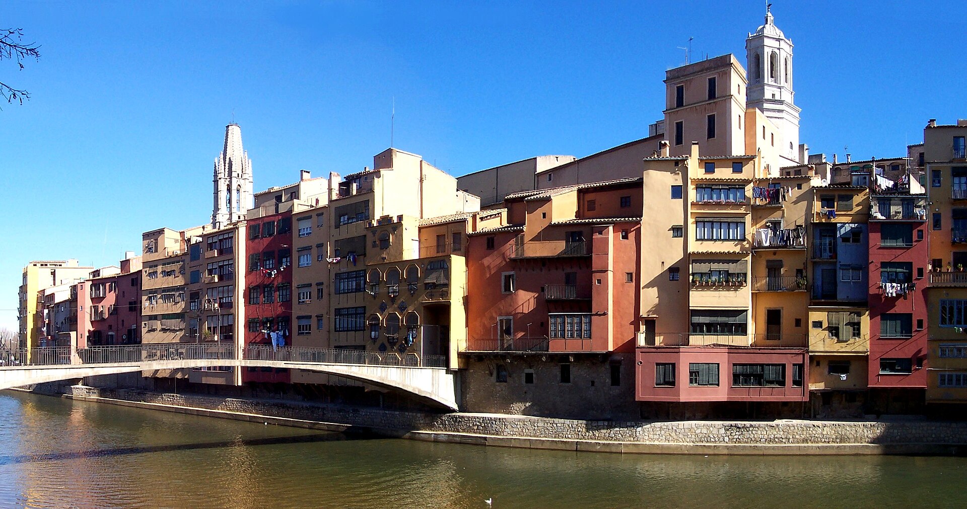 Vista del Barri Vell de Girona con la Catedral, Sant Feliu y las casas del río Onyar.