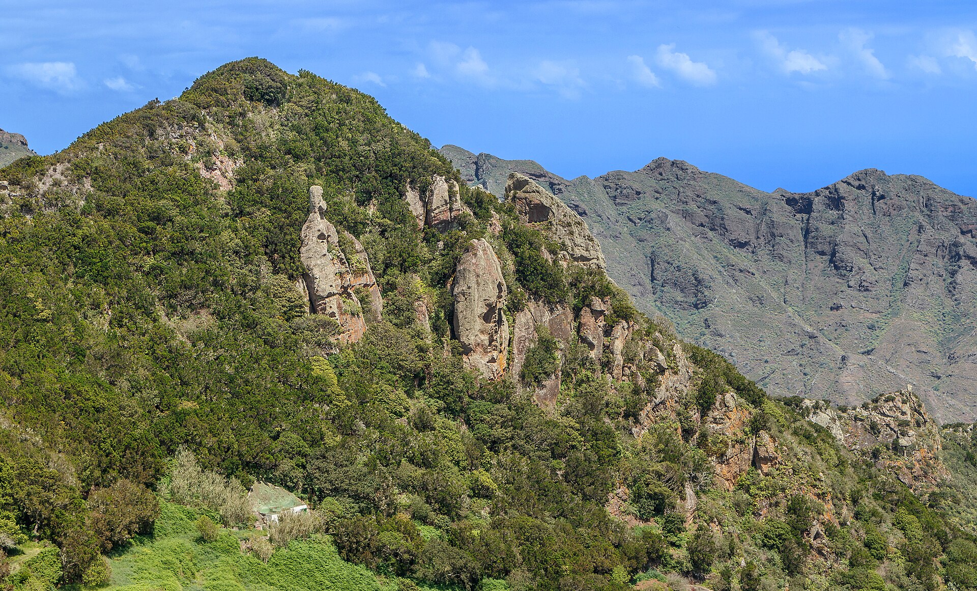 Montañas verdes del macizo de Anaga, en el norte de Tenerife.