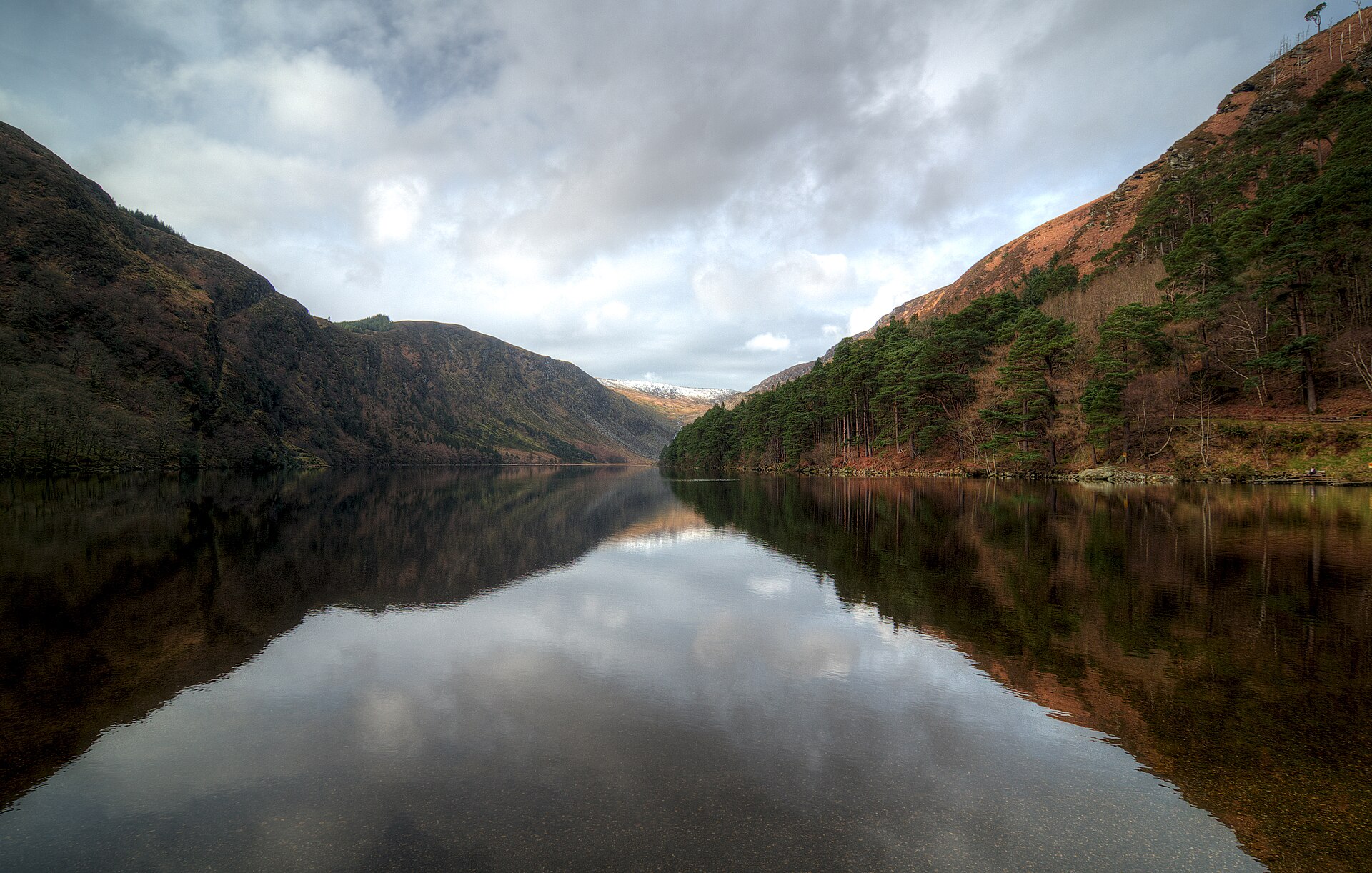 Upper Lake de Glendalough entre las montañas de Wicklow, Irlanda.