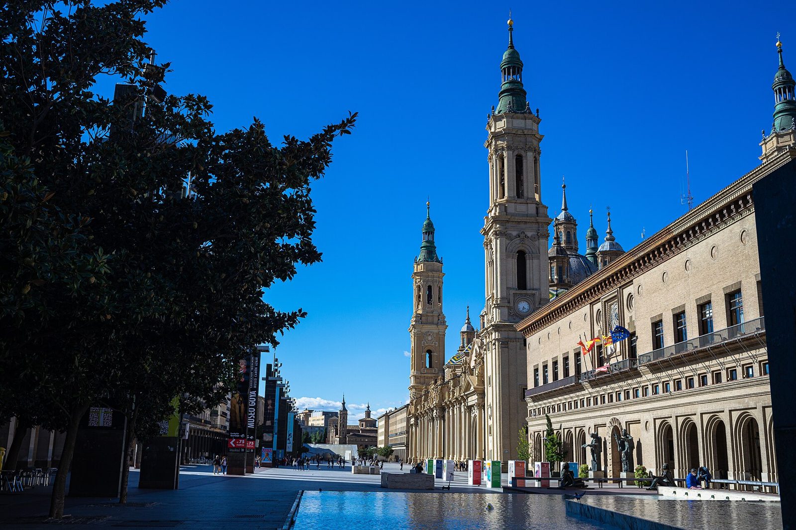 Basílica del Pilar y la Plaza del Pilar de Zaragoza bajo un cielo azul intenso