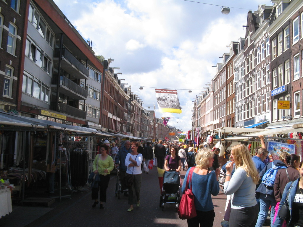Puestos del mercado Albert Cuypmarkt en el barrio De Pijp de Ámsterdam
