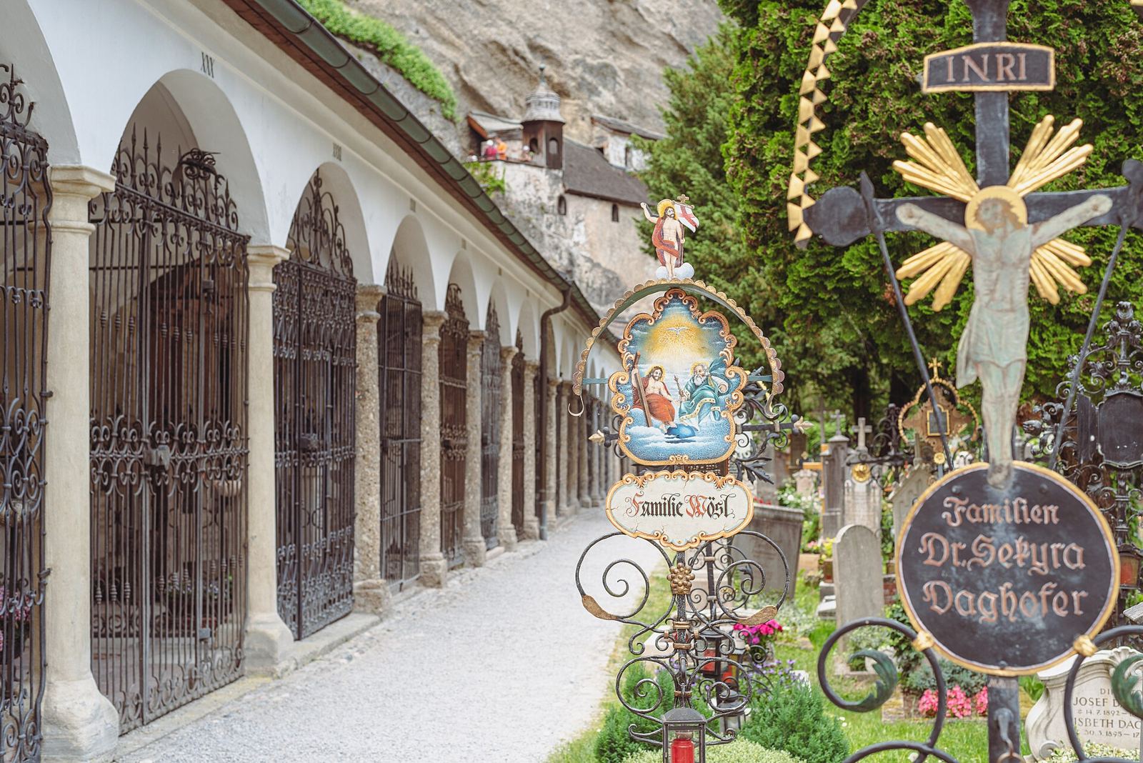 Arcadas y tumbas con flores del Cementerio de San Pedro en Salzburgo