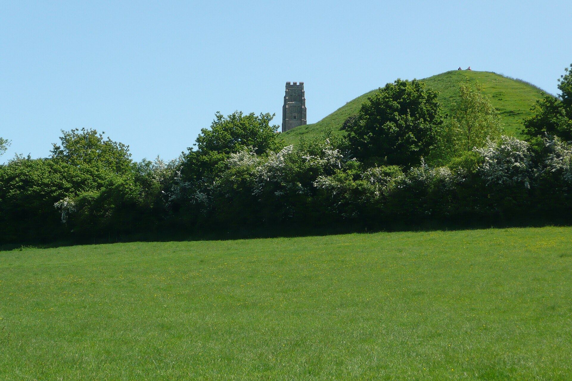 Vista panorámica de Glastonbury Tor y la Torre de San Miguel sobre el paisaje de Somerset, Inglaterra