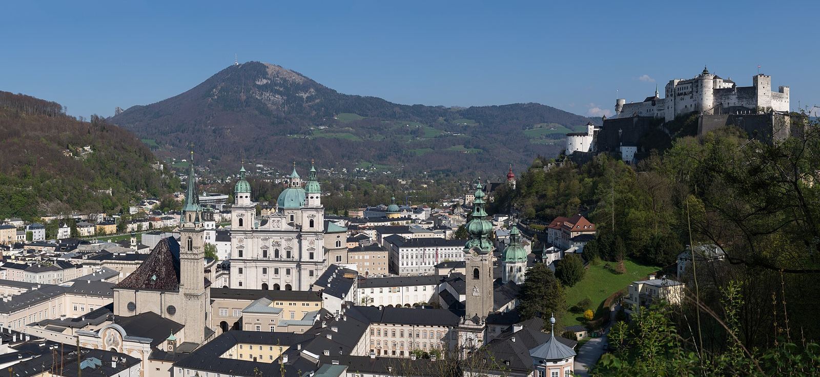 Calles peatonales y cúpulas barrocas del centro histórico de Salzburgo