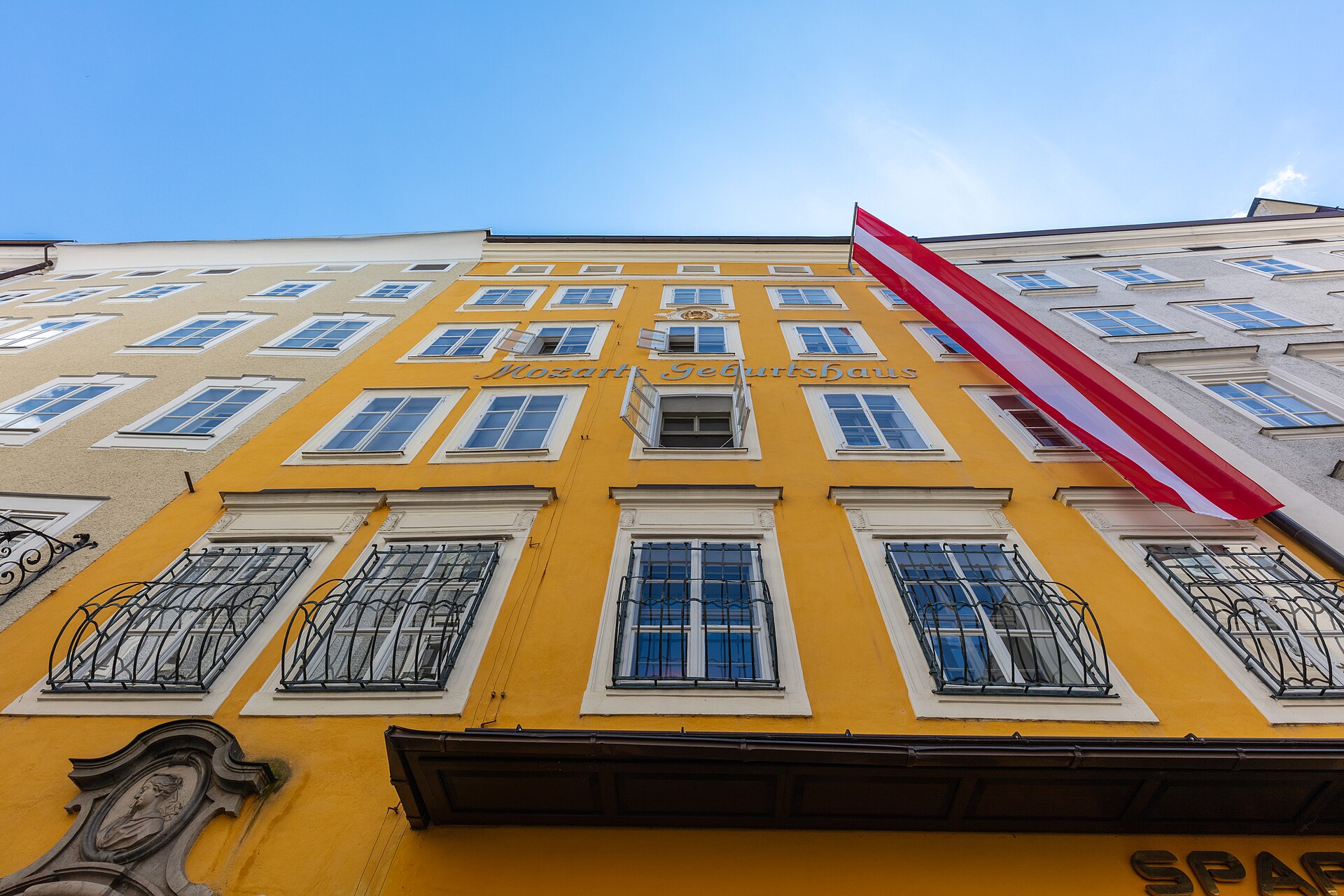 Fachada amarilla de la casa natal de Mozart.