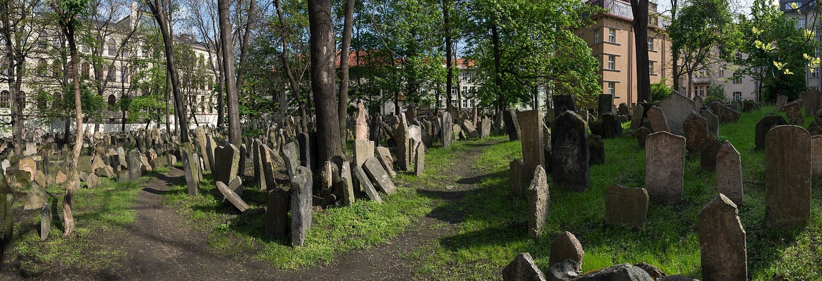 Lápidas inclinadas y superpuestas del Antiguo Cementerio Judío de Praga