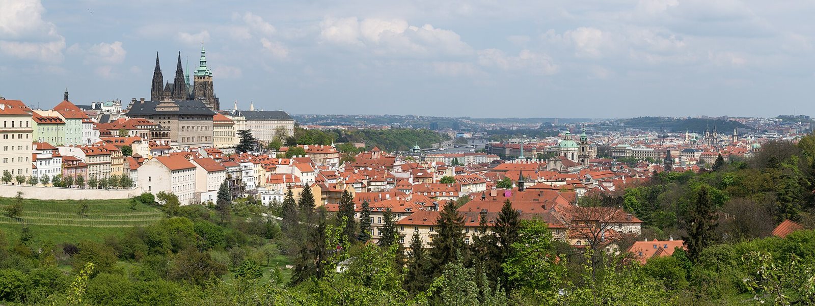 Panorámica de Praga con el Castillo de Praga, el río Moldava y el perfil histórico de la ciudad