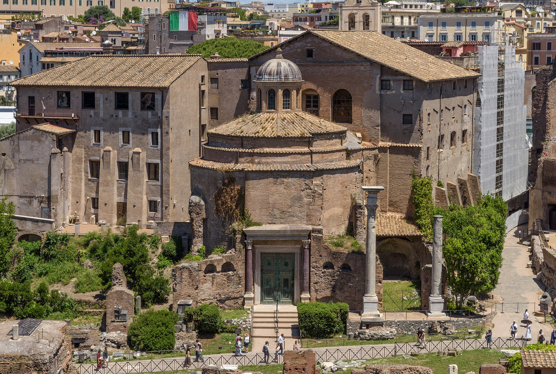 Fachada del Templo de Rómulo en el Foro Romano.