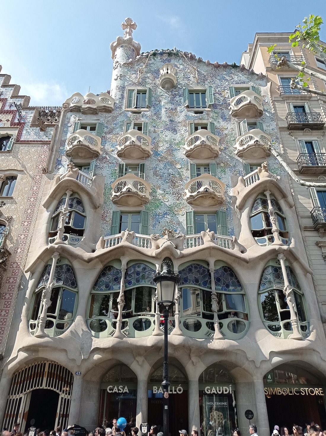Fachada modernista y colorida de la Casa Batlló de Antoni Gaudí