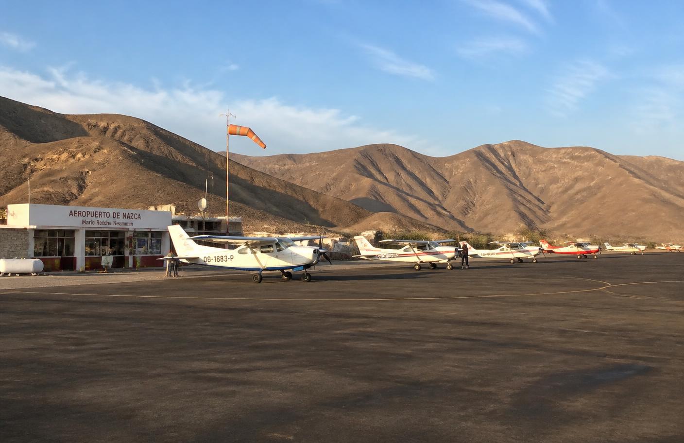 Pequeño aeródromo en el desierto peruano con avionetas de turismo estacionadas