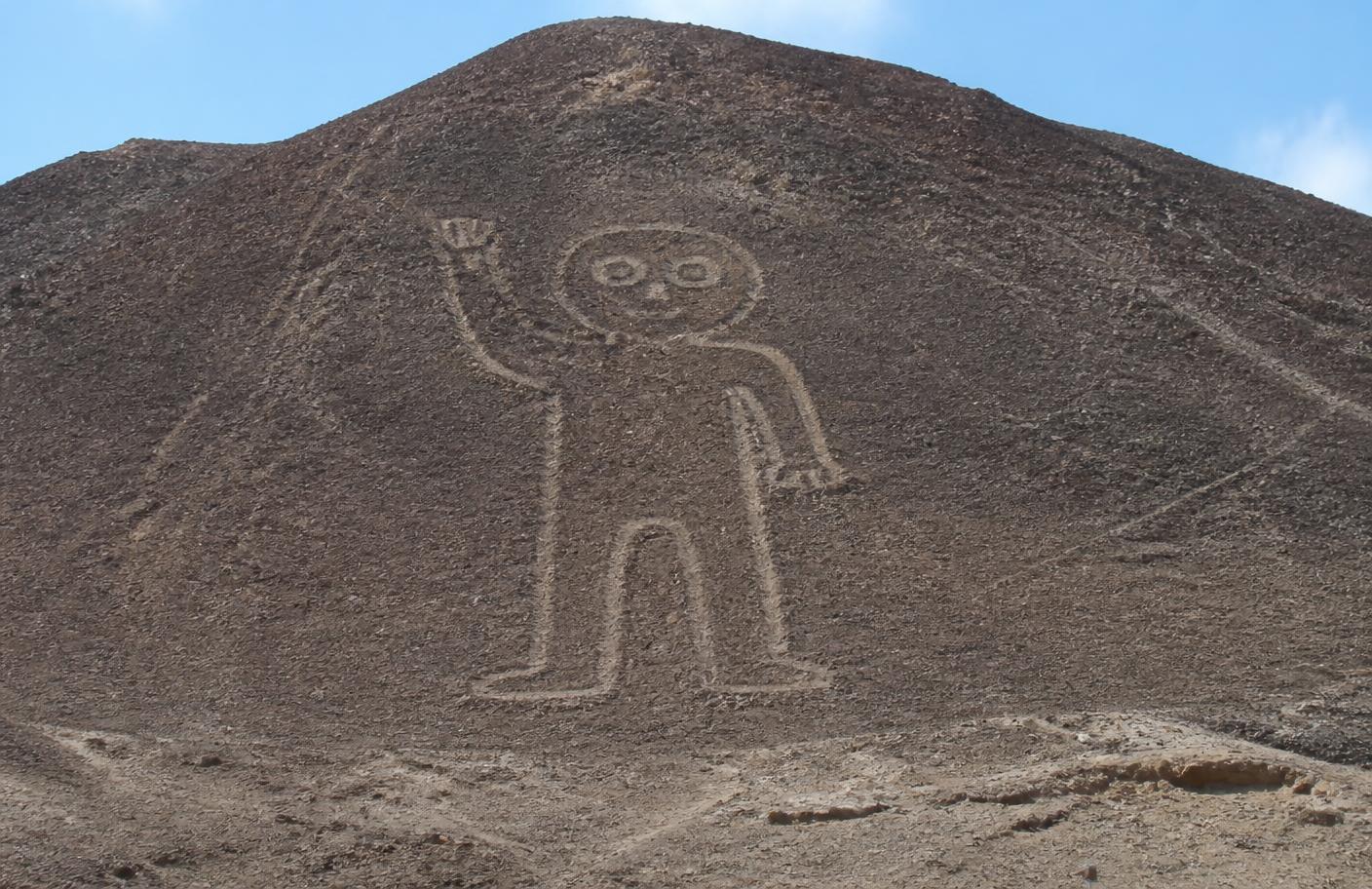 Geoglifo antropomorfo de Nazca trazado en la ladera de una colina
