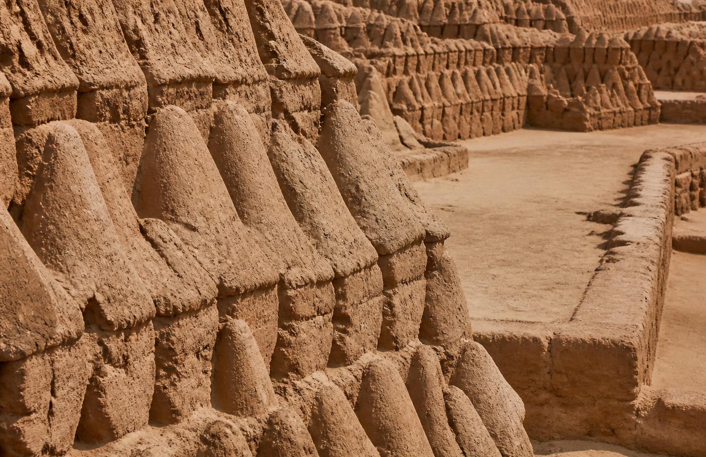 Muros de adobes cónicos y plazas excavadas en Cahuachi
