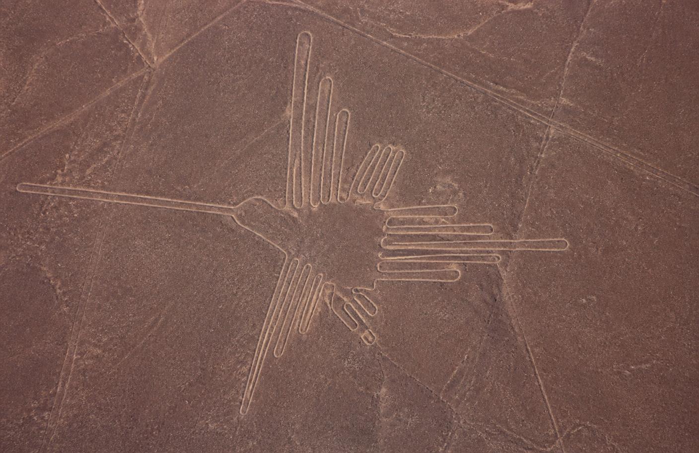 Geoglifo del colibrí de Nazca visto desde el aire