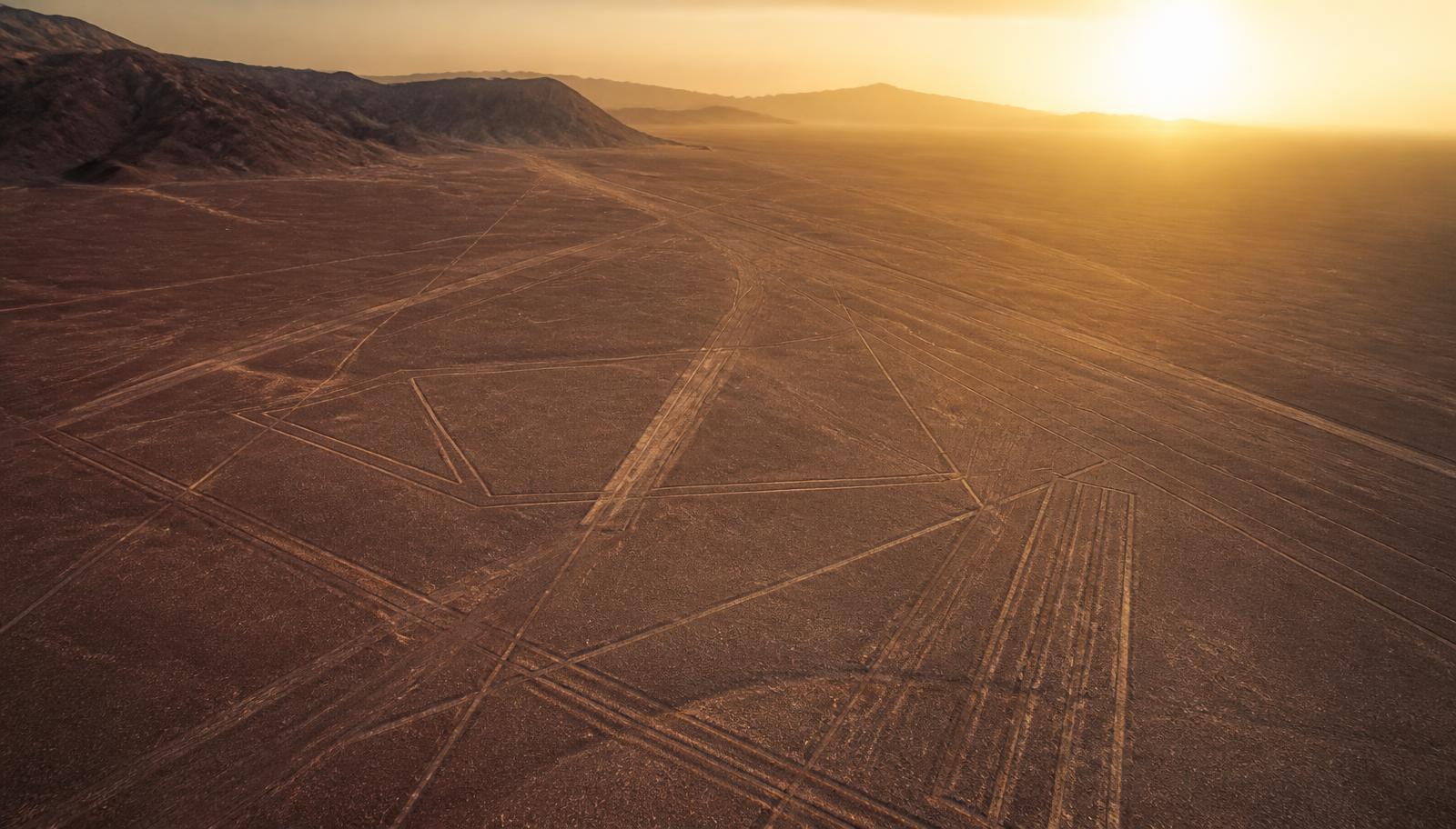 Vista aérea de las Líneas de Nazca: largas líneas rectas y figuras geométricas trazadas sobre el desierto peruano