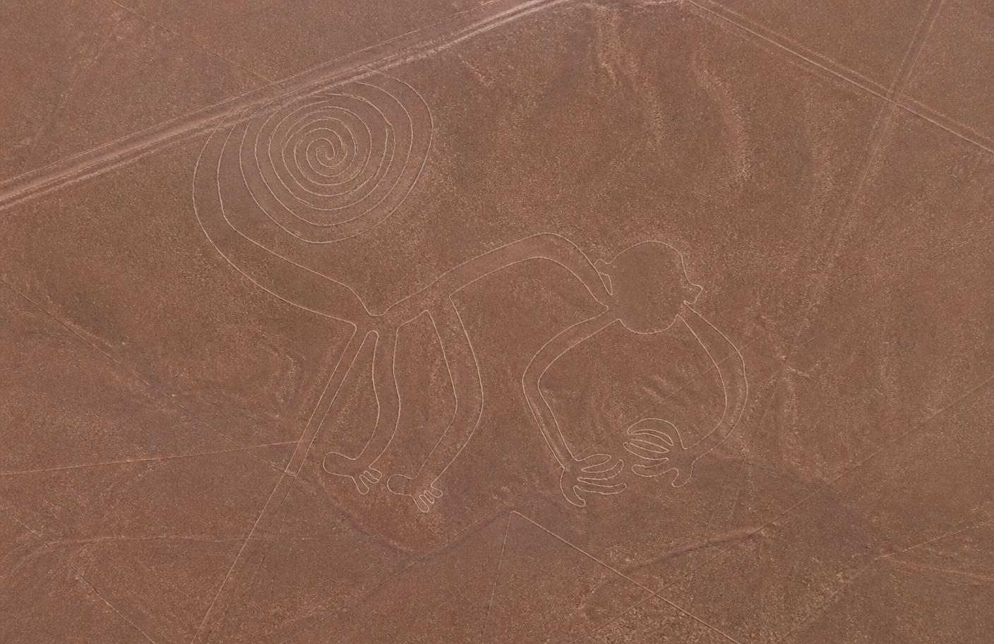 Geoglifo del mono de Nazca con la cola en espiral, visto desde el aire