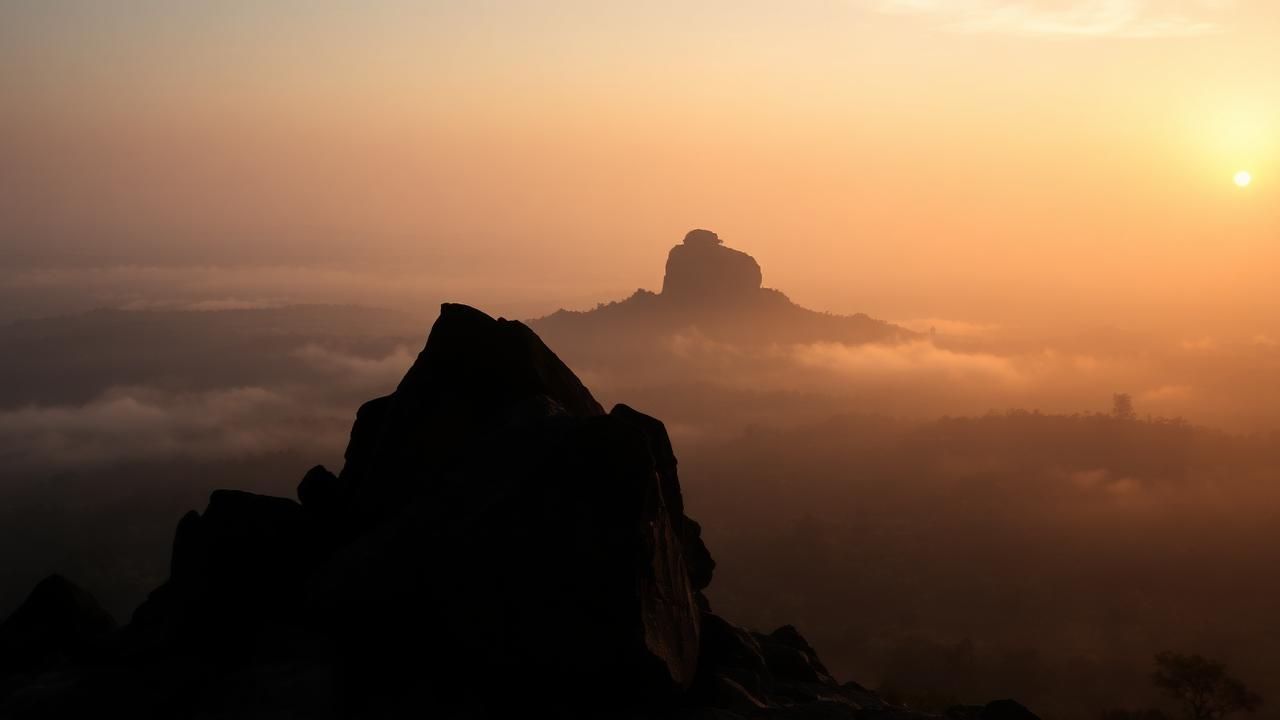 Sigiriya vista al amanecer desde las rocas de Pidurangala, entre niebla dorada