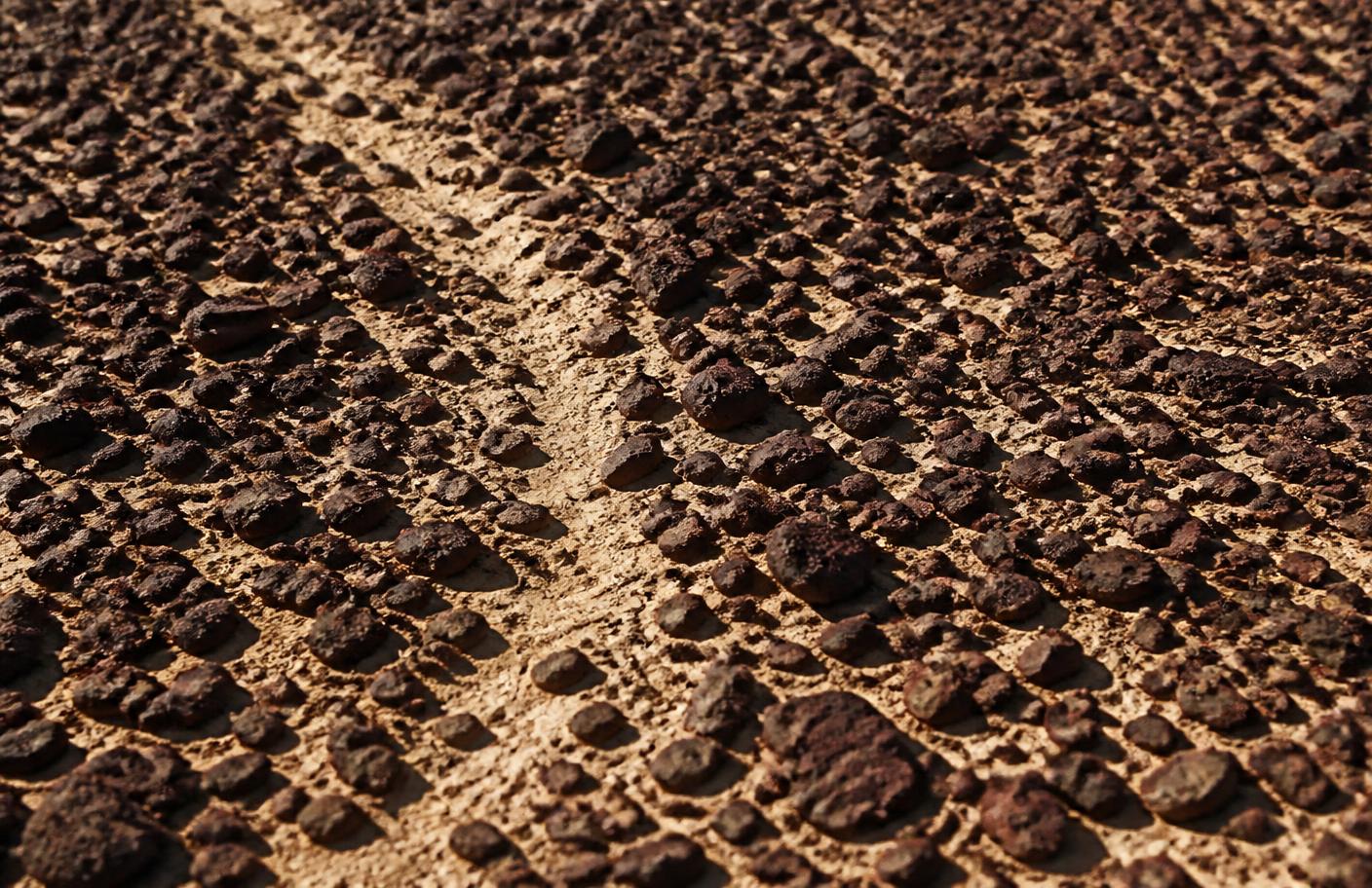 Detalle de la superficie del desierto de Nazca: piedras oscuras sobre suelo claro